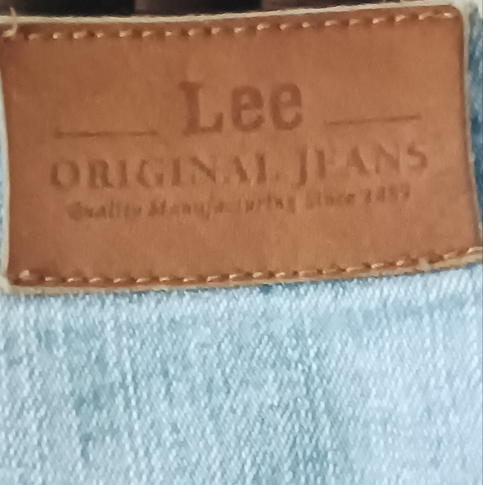Lee - Picture 2 of 4